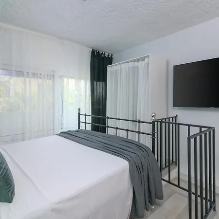 Casa Greca Private Yard, Near Old Town, Prime Location Apartment